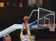 米兰体育竞技-篮球明星在场上发挥出色协助球队获胜