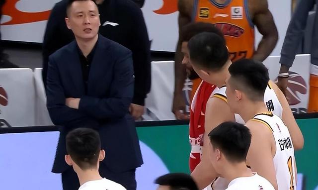 凭借一波上海队，CBA季后赛成功逆转，现场教练席炸锅的简单介绍