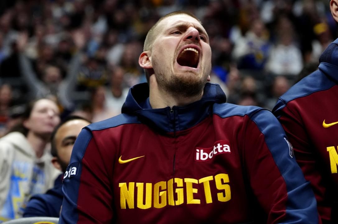 包含爵士队惨遭逆转，掉队西部前列的词条