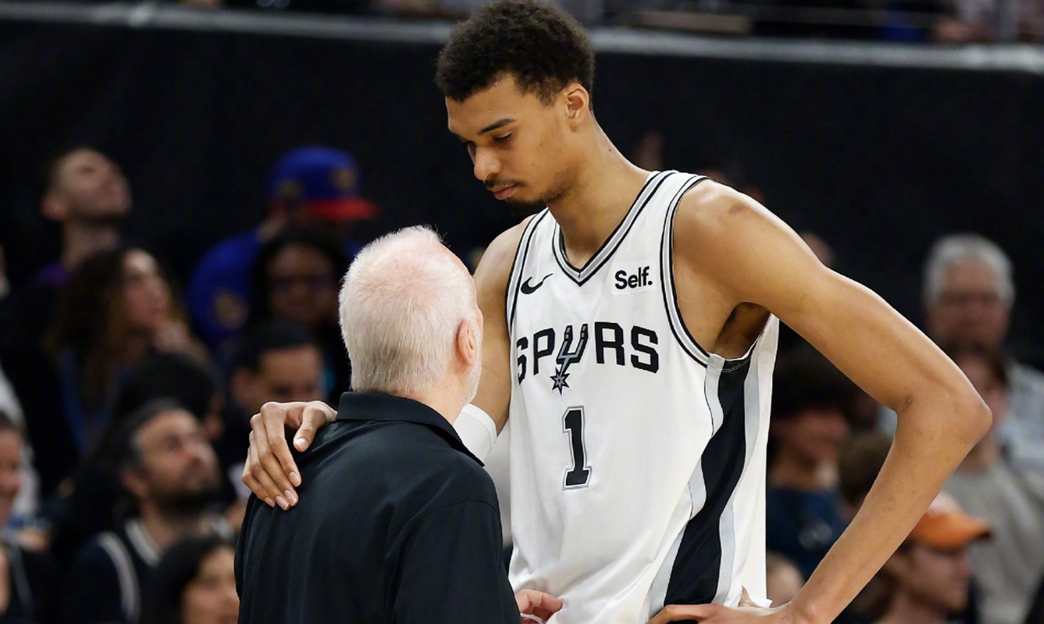 篮网遭遇马刺困境，赛季首败