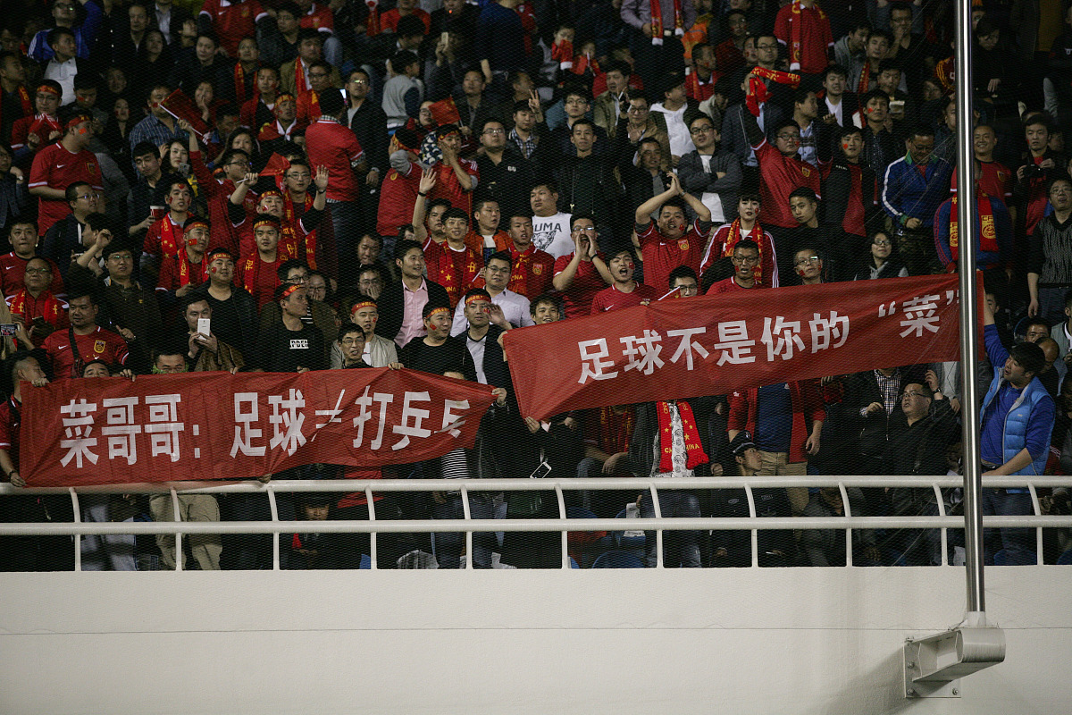 经过几轮激烈角逐,一支球队夺得胜利 经过几轮激烈角逐,一支球队夺得胜利