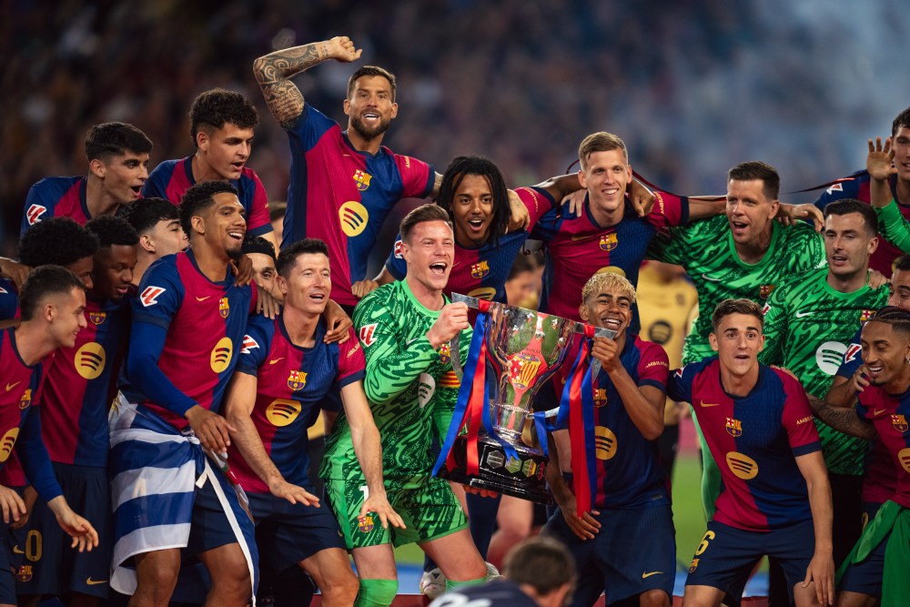 经过几轮激烈角逐,一支球队夺得胜利 经过几轮激烈角逐,一支球队夺得胜利