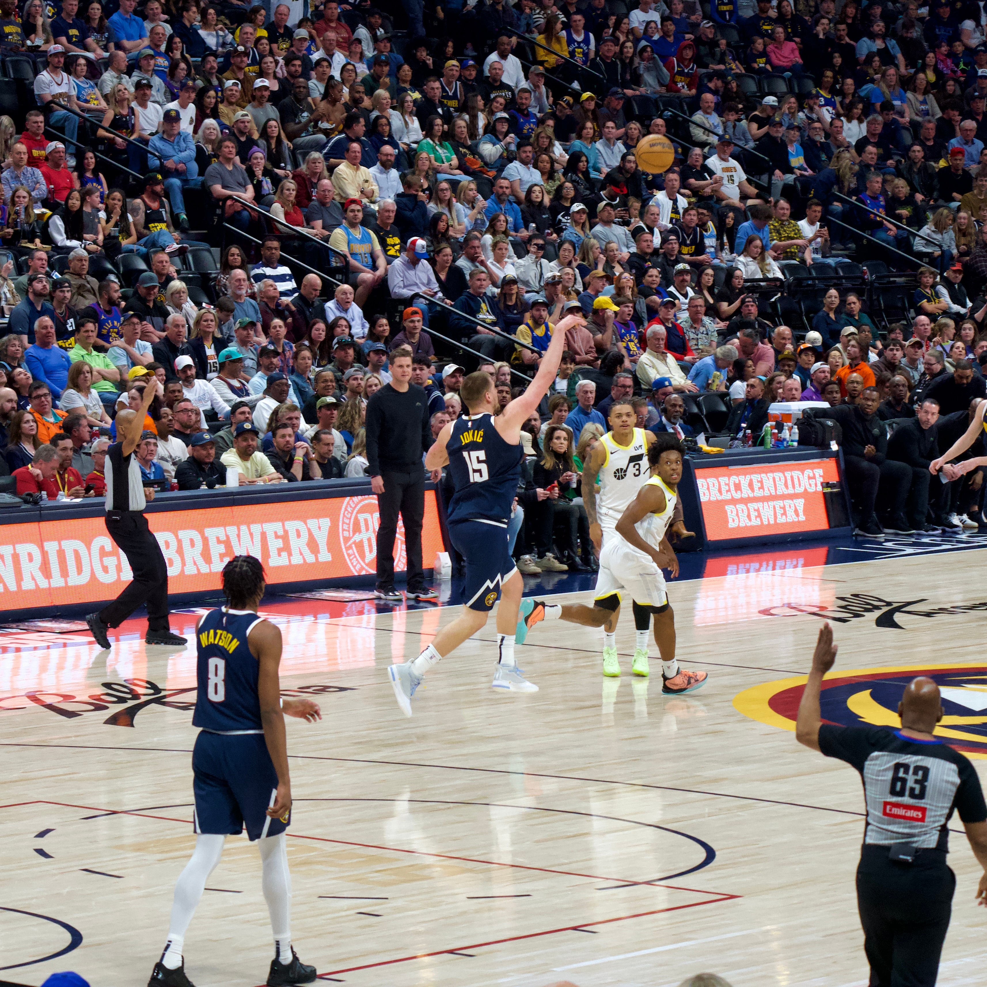 篮球明星在场上发挥出色协助球队获胜