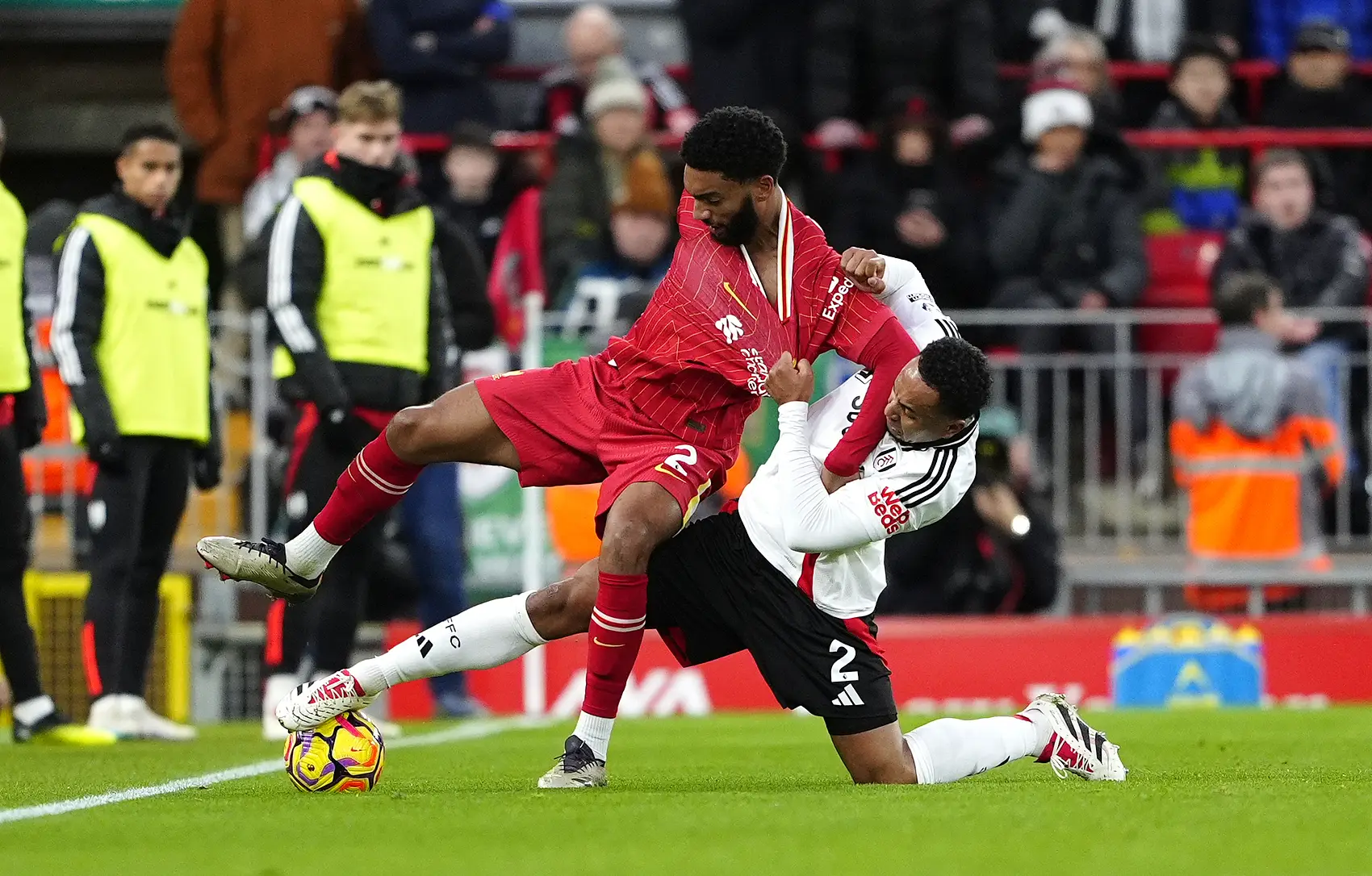 英格兰惊险获胜，继续雄踞积分榜第一的简单介绍